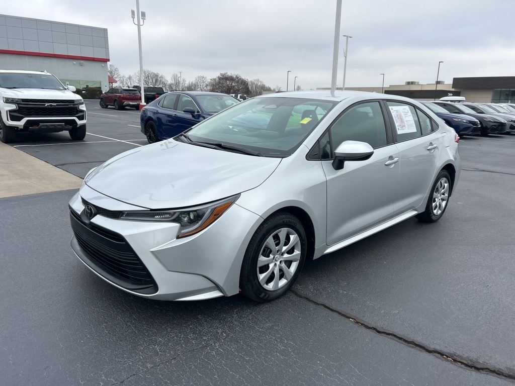 2024 Toyota Corolla LE's photo