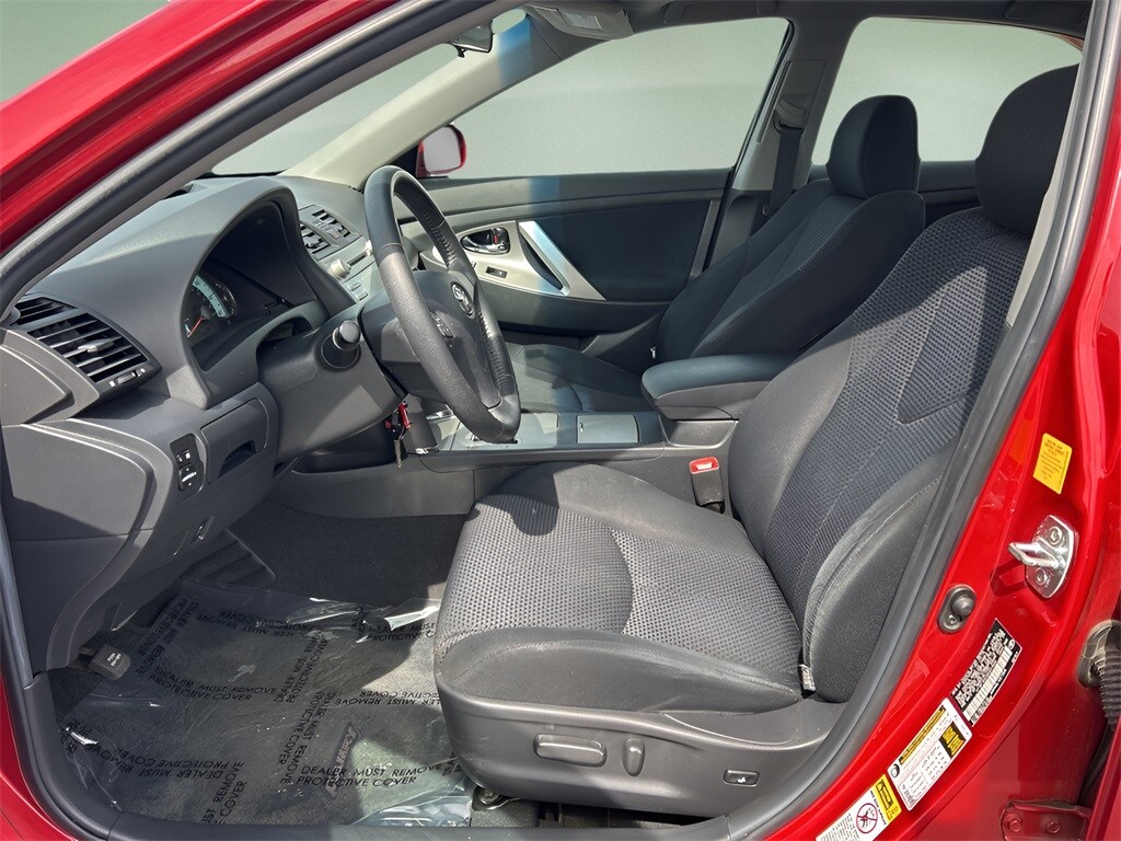 2011 Toyota Camry SE photo 2