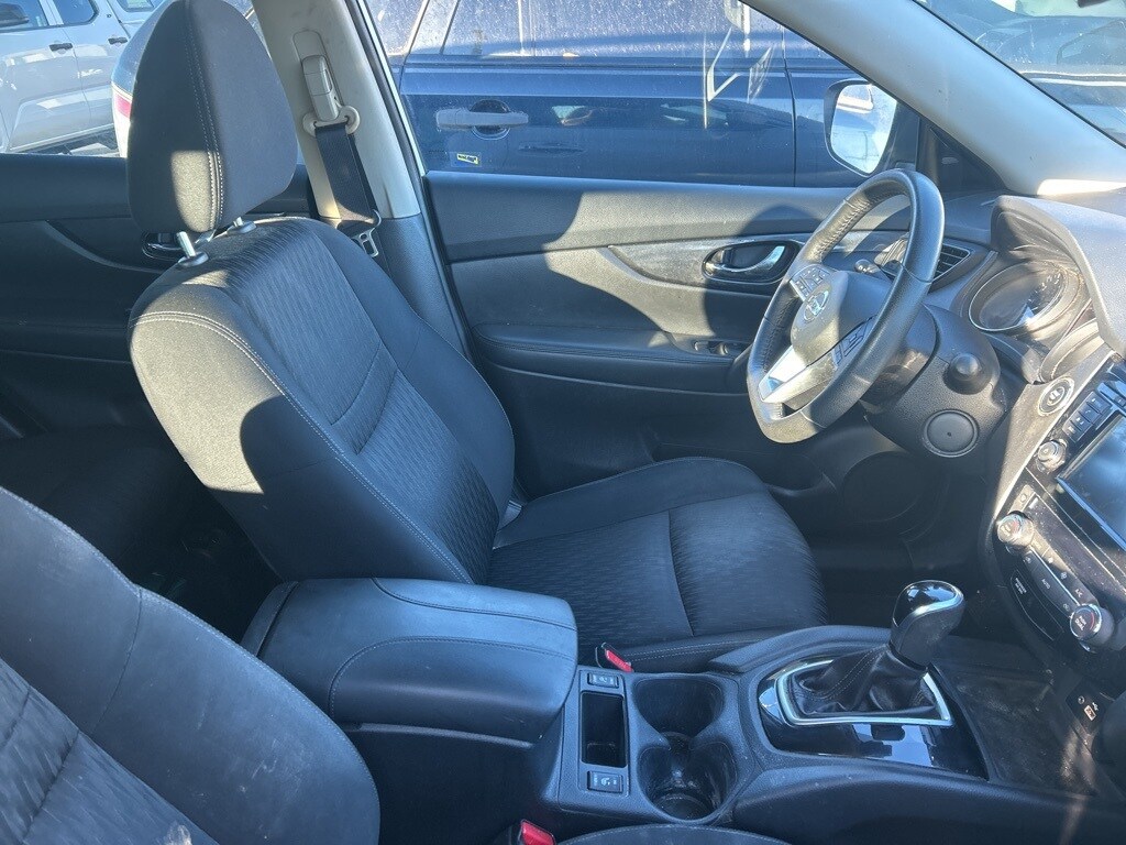 2020 Nissan Rogue SV photo 3