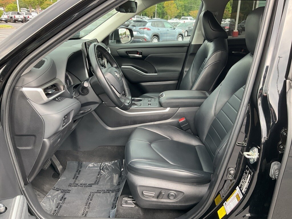 2023 Toyota Highlander L photo 2