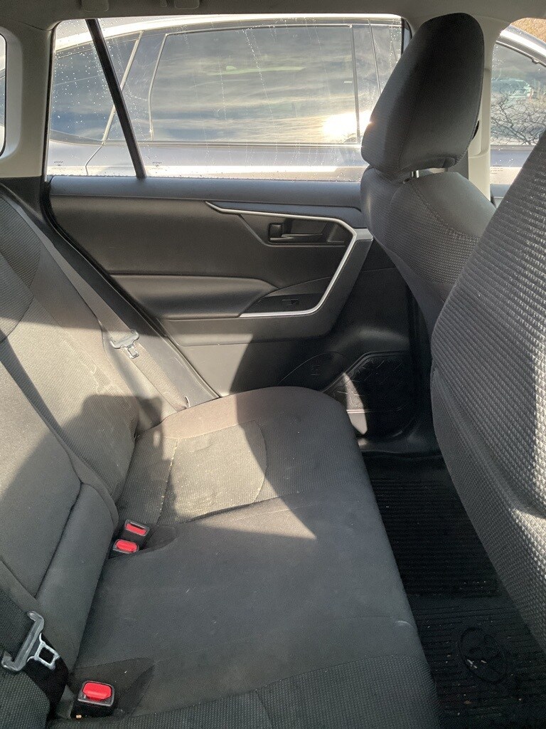 2021 Toyota RAV4 LE photo 4