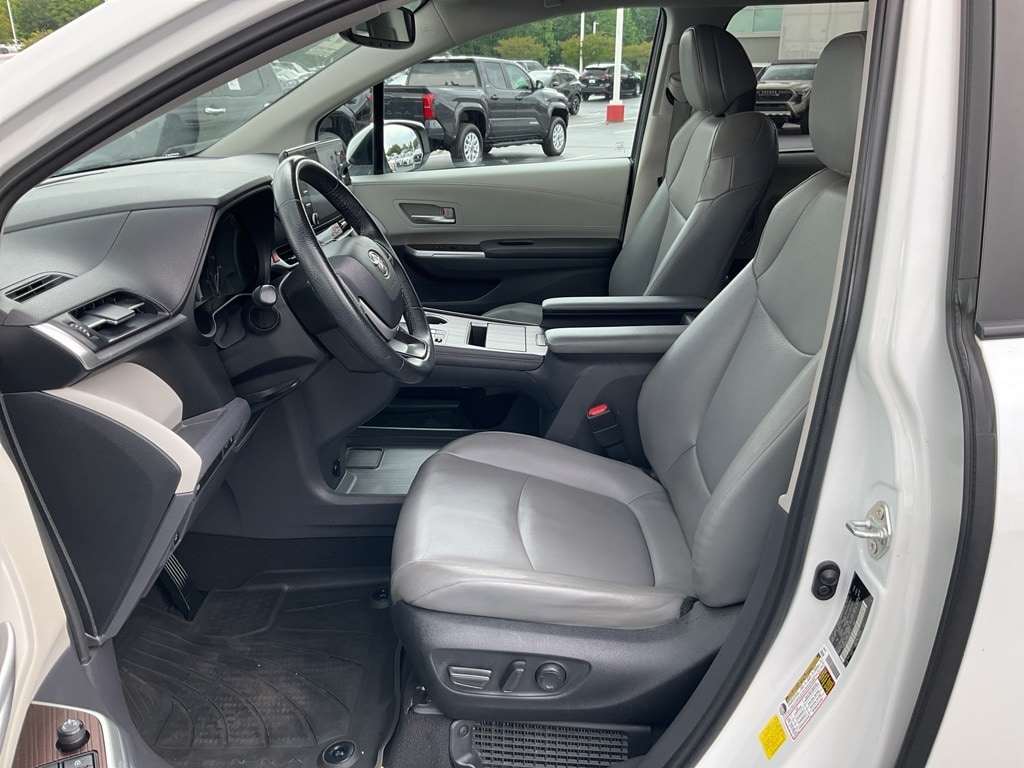 Used 2022 Toyota Sienna XLE with VIN 5TDYRKEC9NS099221 for sale in Greer, SC