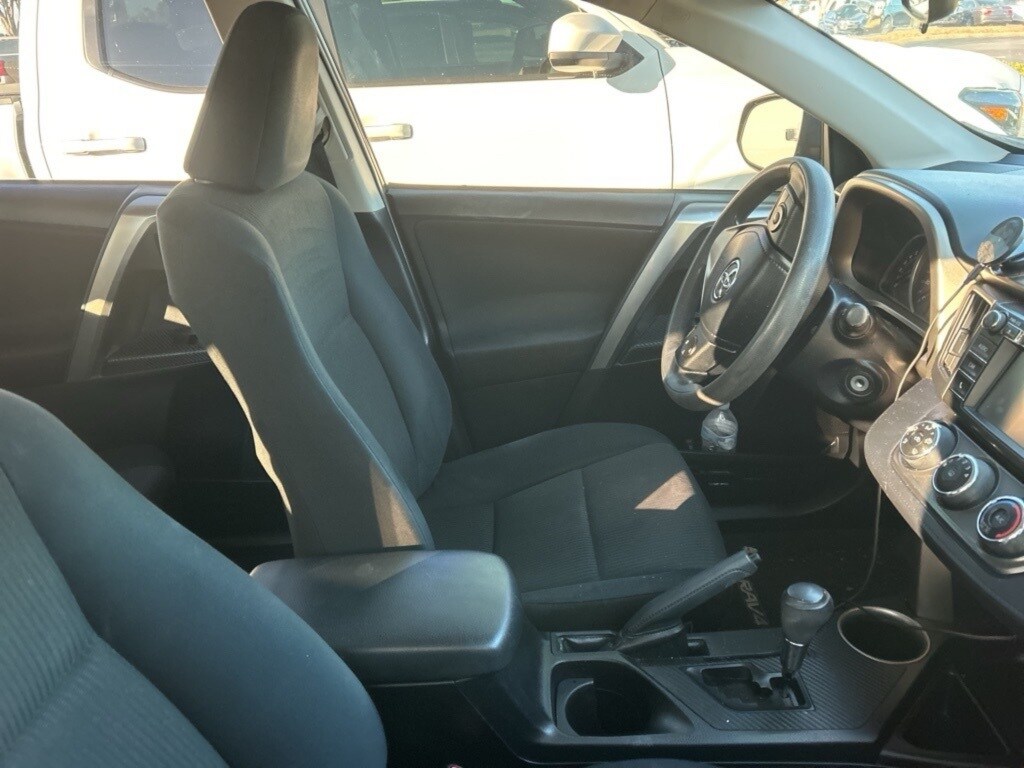 2014 Toyota RAV4 LE photo 2