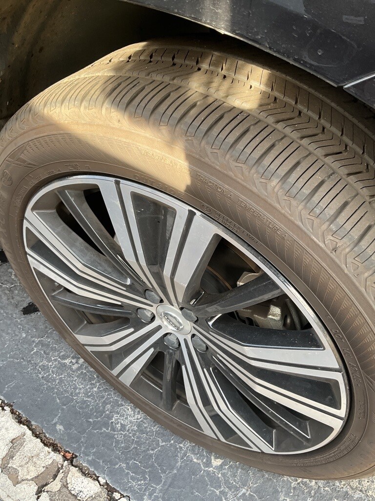 2022 Volvo XC60 B5 Inscription photo 2