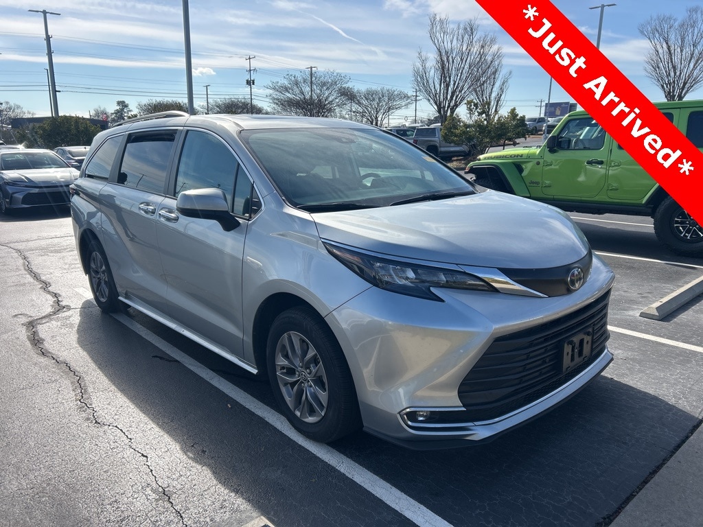 2024 Toyota Sienna XLE's photo
