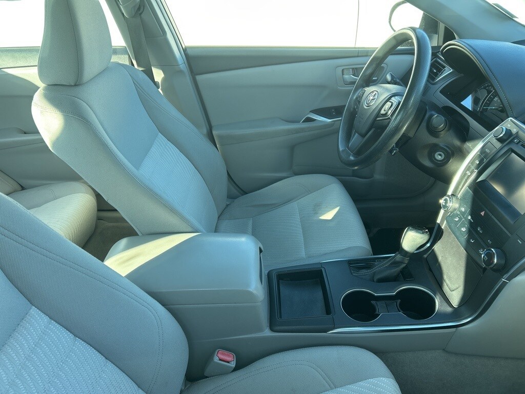 2015 Toyota Camry LE photo 3