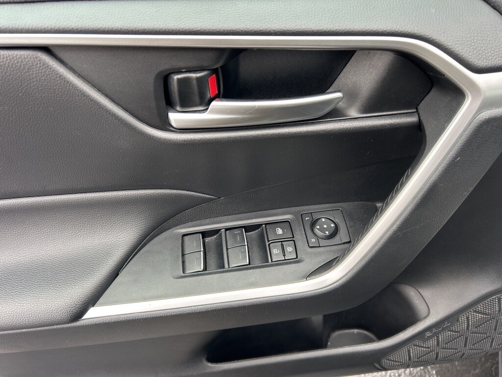 2024 Toyota RAV4 XLE photo 3