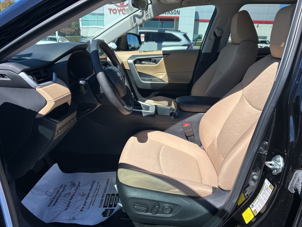 2023 Toyota RAV4 XLE photo 2