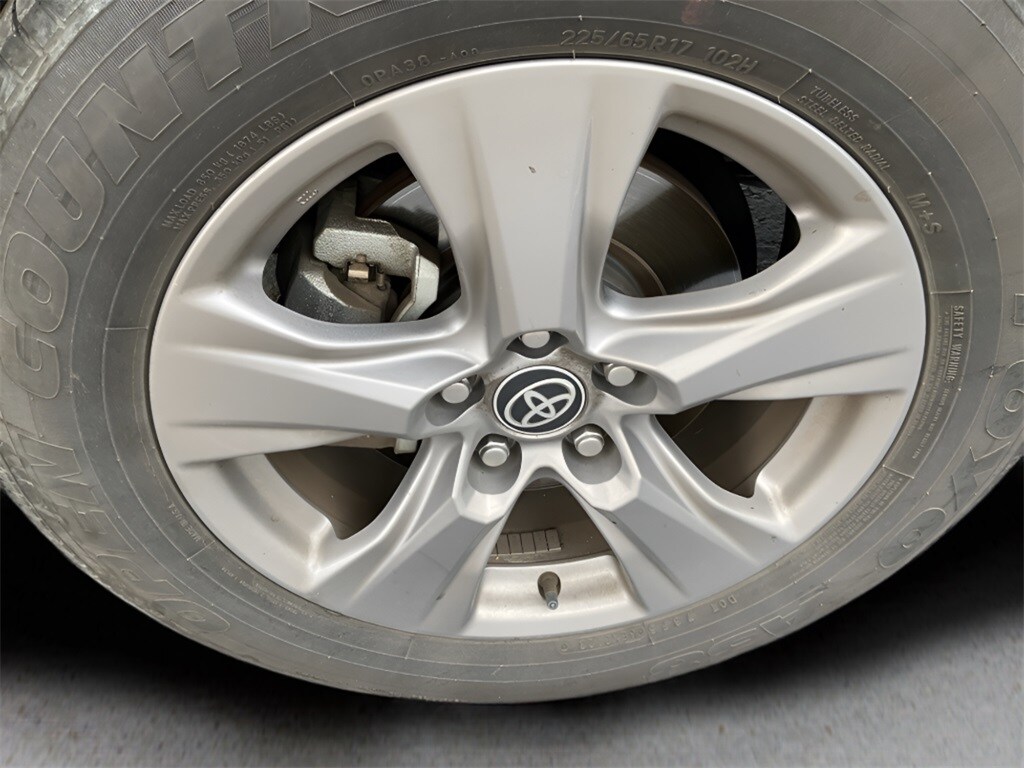 2024 Toyota RAV4 XLE photo 3