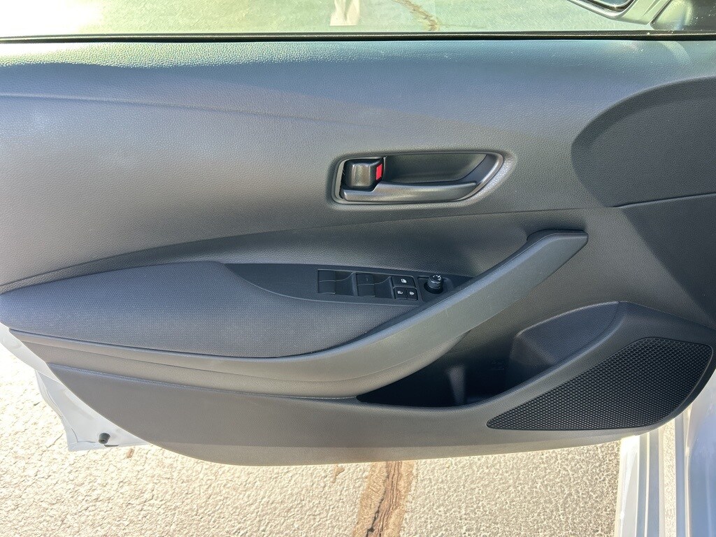 2025 Toyota Corolla LE photo 3