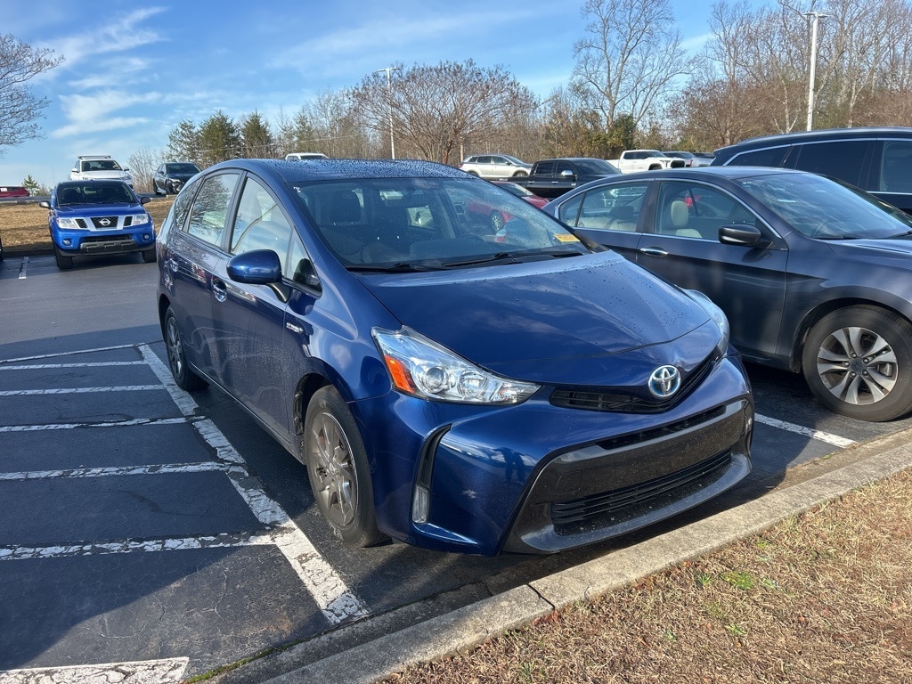 2017 Toyota Prius v Three's photo