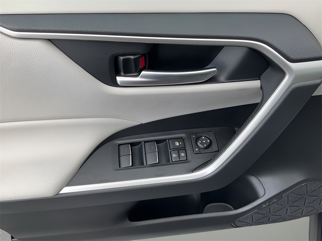 2024 Toyota RAV4 XLE photo 3