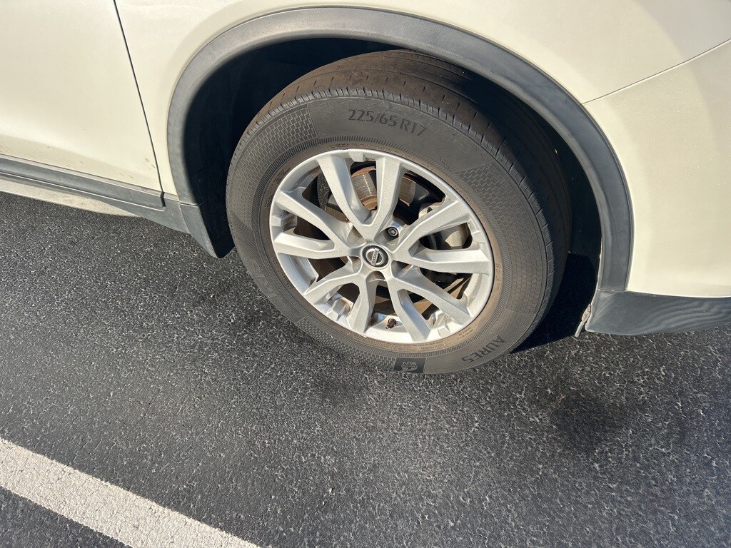 2020 Nissan Rogue SV photo 2