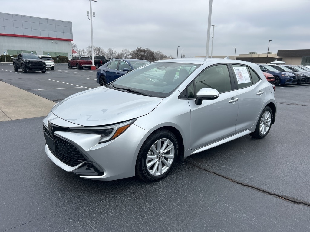 2024 Toyota Corolla Hatchback SE's photo