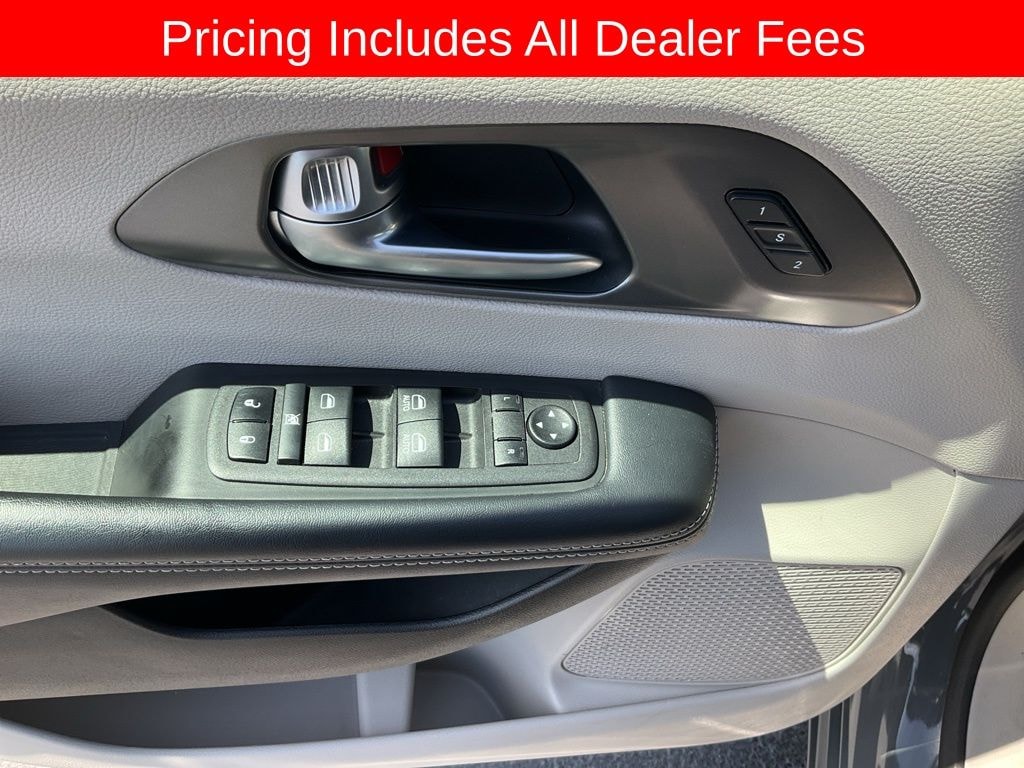 Used 2023 Chrysler Pacifica Touring L Minivan/Van