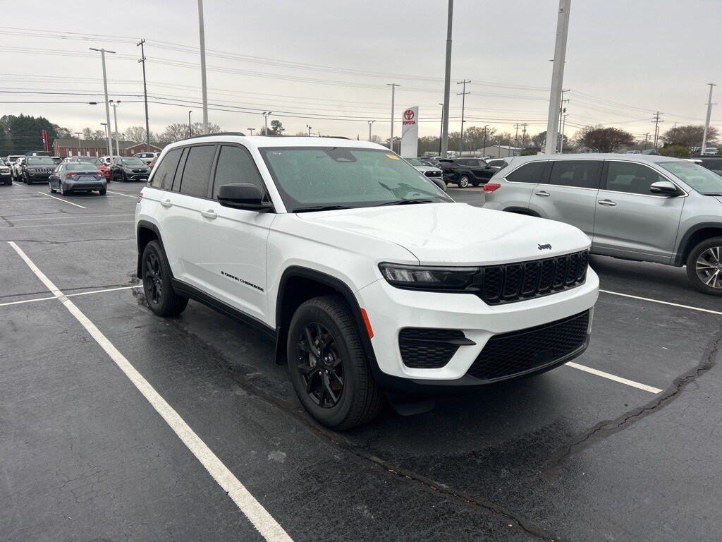 Used 2025 Jeep Grand Cherokee Laredo SUV