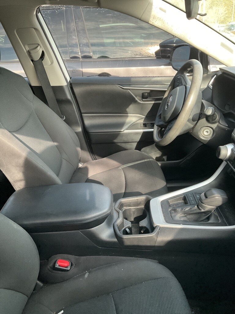 2021 Toyota RAV4 LE photo 3