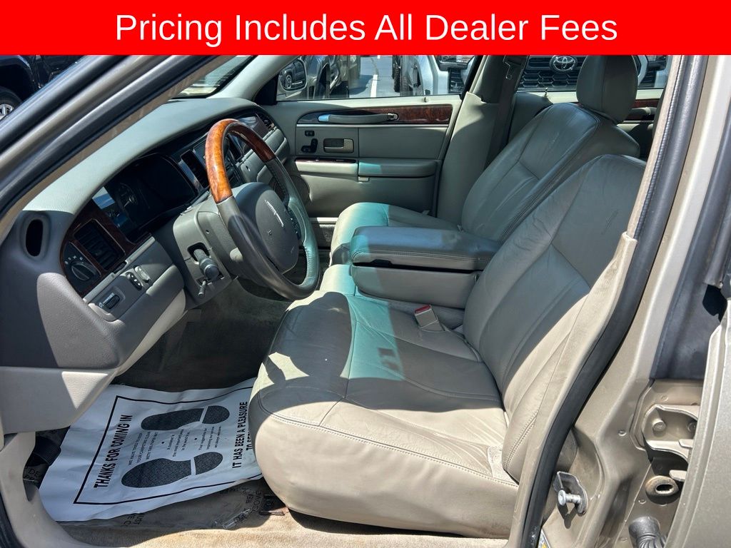 Used 2008 Lincoln Town Car Signature Limited with VIN 2LNHM82V48X639649 for sale in Greer, SC