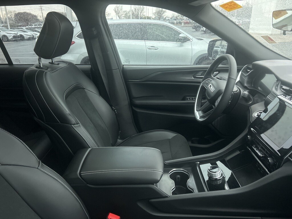 Used 2025 Jeep Grand Cherokee Laredo SUV