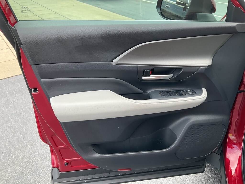 2025 Toyota Grand Highlander LE photo 2