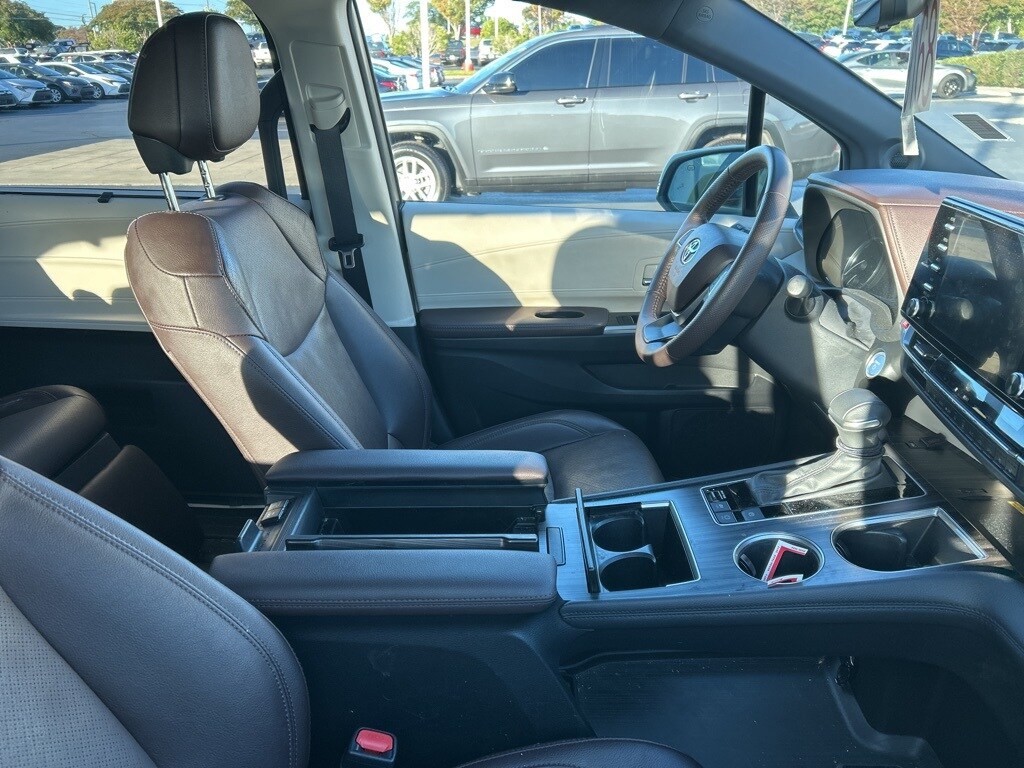 2024 Toyota Sienna Platinum photo 4