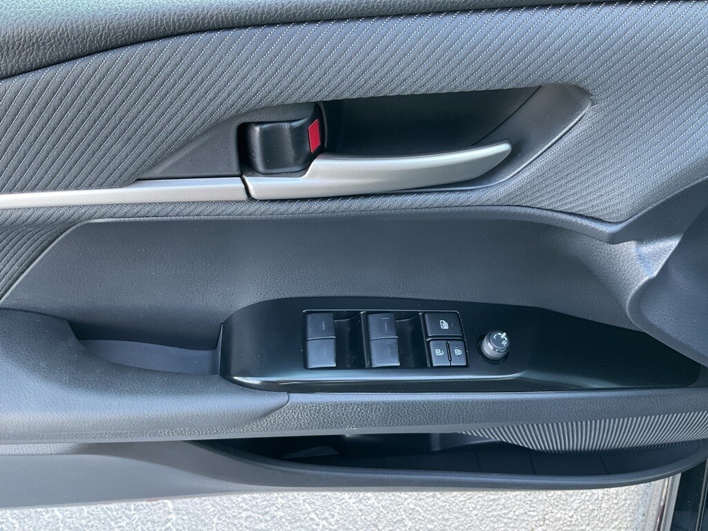 2025 Toyota Camry SE photo 4