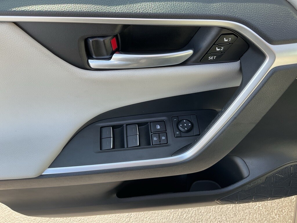 2023 Toyota RAV4 Limited photo 3
