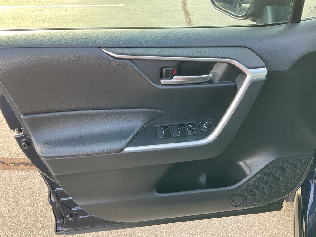 2024 Toyota RAV4 XLE photo 2