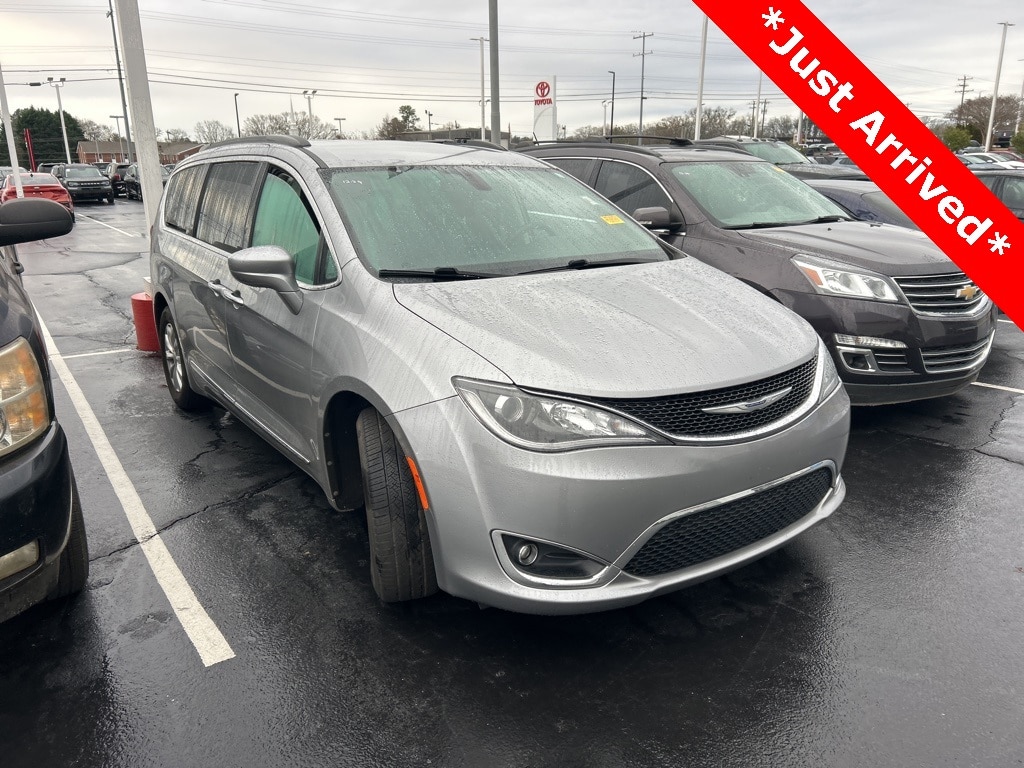 2017 Chrysler Pacifica Touring-L's photo