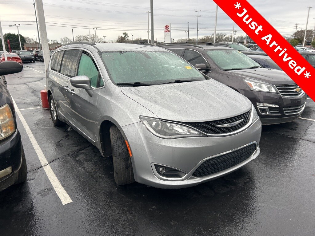 Used 2017 Chrysler Pacifica Touring-L Minivan/Van