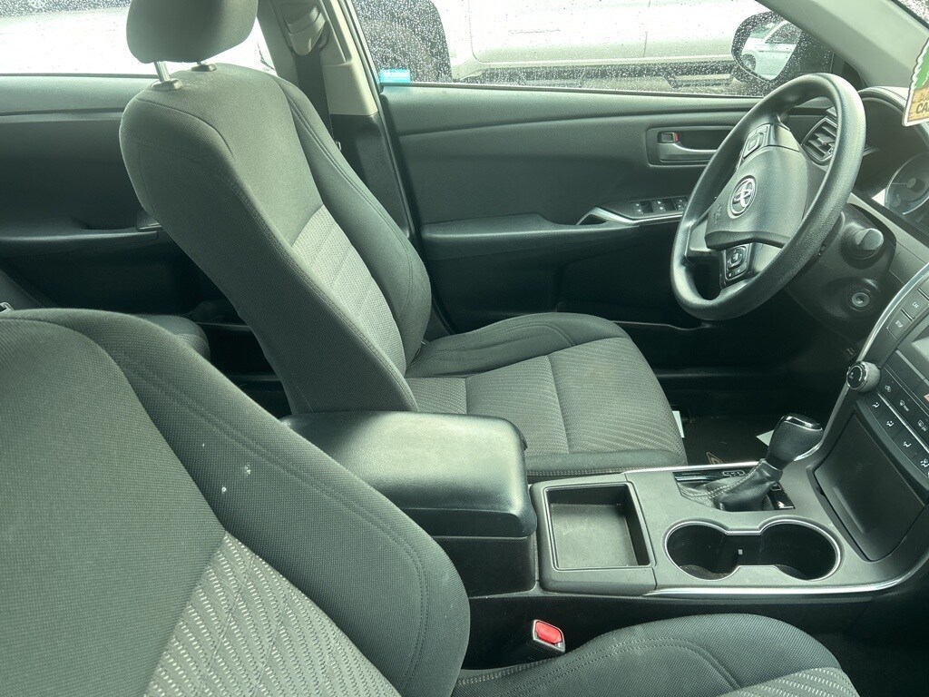 2016 Toyota Camry LE photo 2