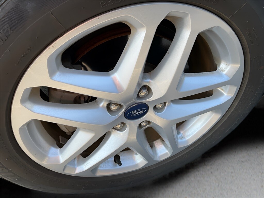 2015 Ford Fusion SE photo 2