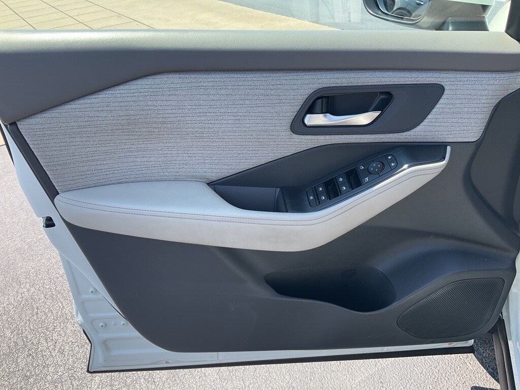 2022 Nissan Rogue SV photo 3