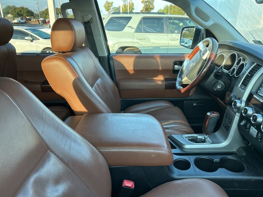 2016 Toyota Sequoia Platinum photo 3