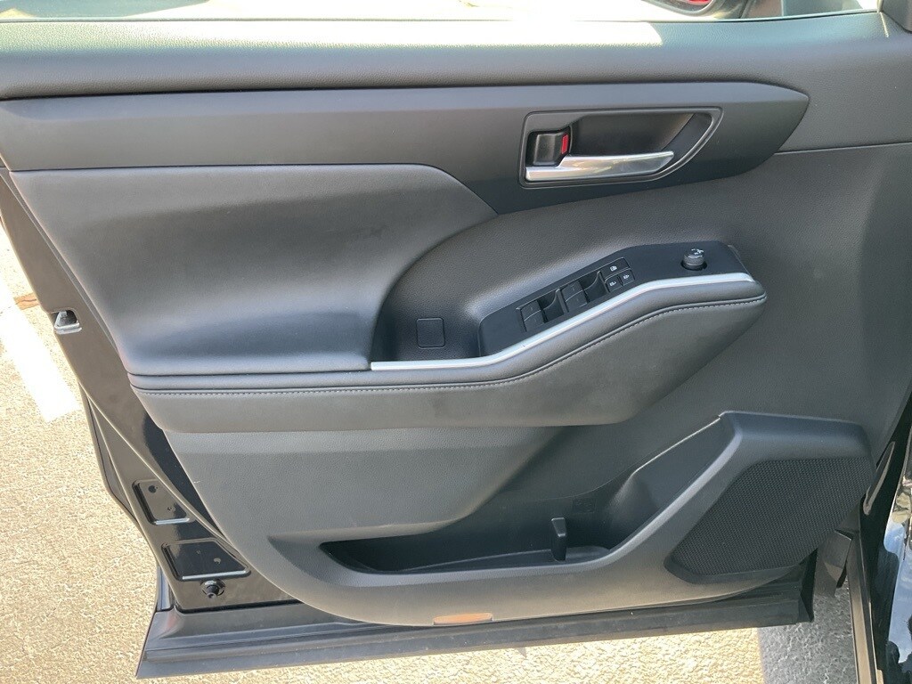 2023 Toyota Highlander L photo 3