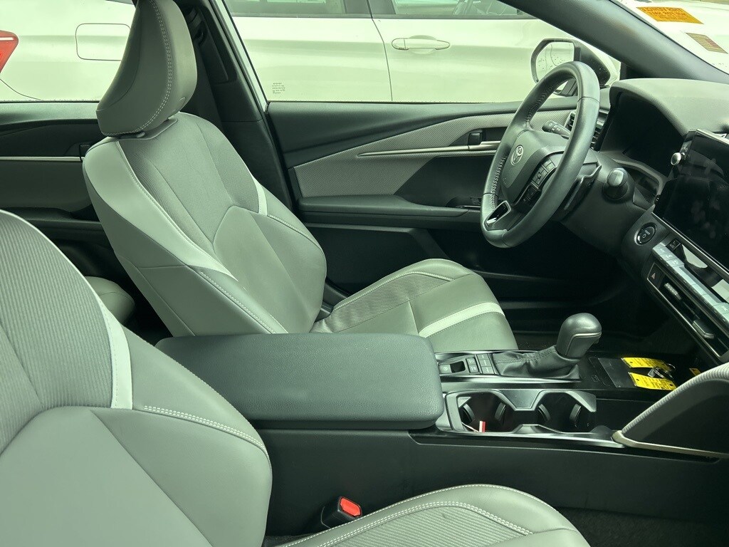 2025 Toyota Camry SE photo 3