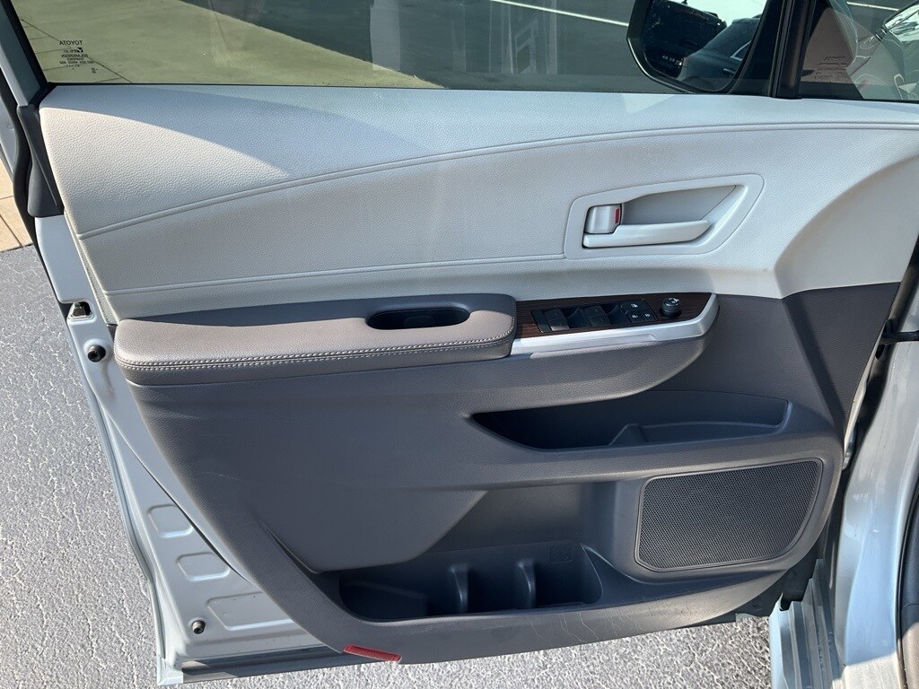 2022 Toyota Sienna LE photo 2