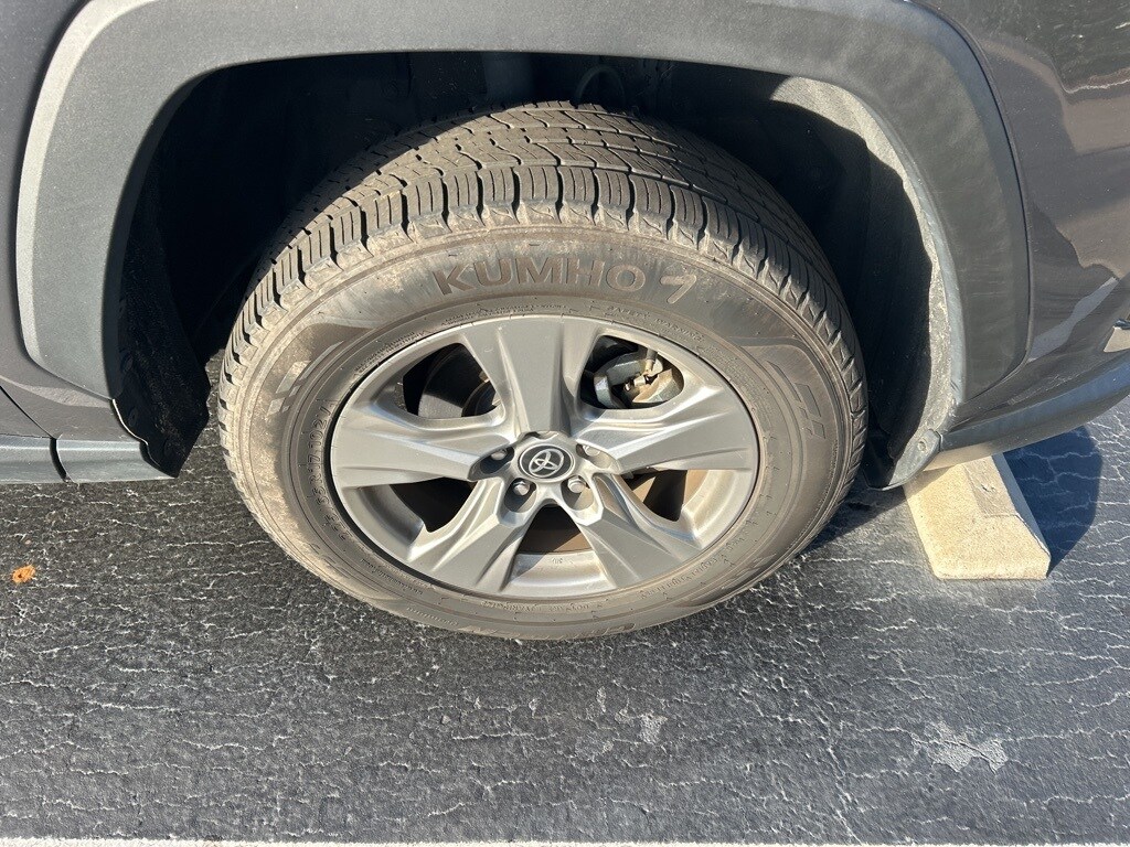 2024 Toyota RAV4 XLE photo 2