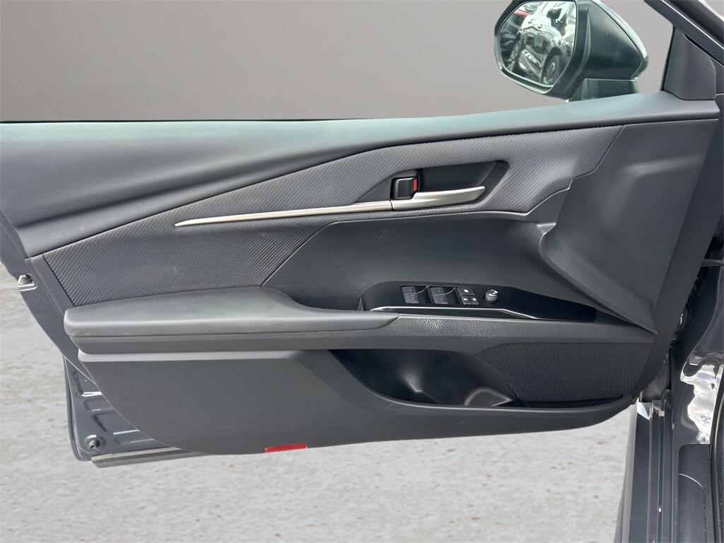 2025 Toyota Camry SE photo 3