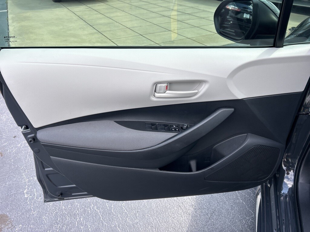 2025 Toyota Corolla LE photo 3