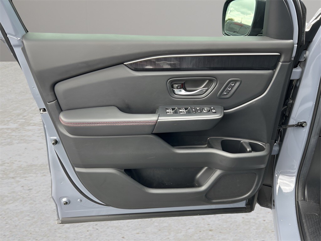 2025 Honda Pilot Black Edition photo 3