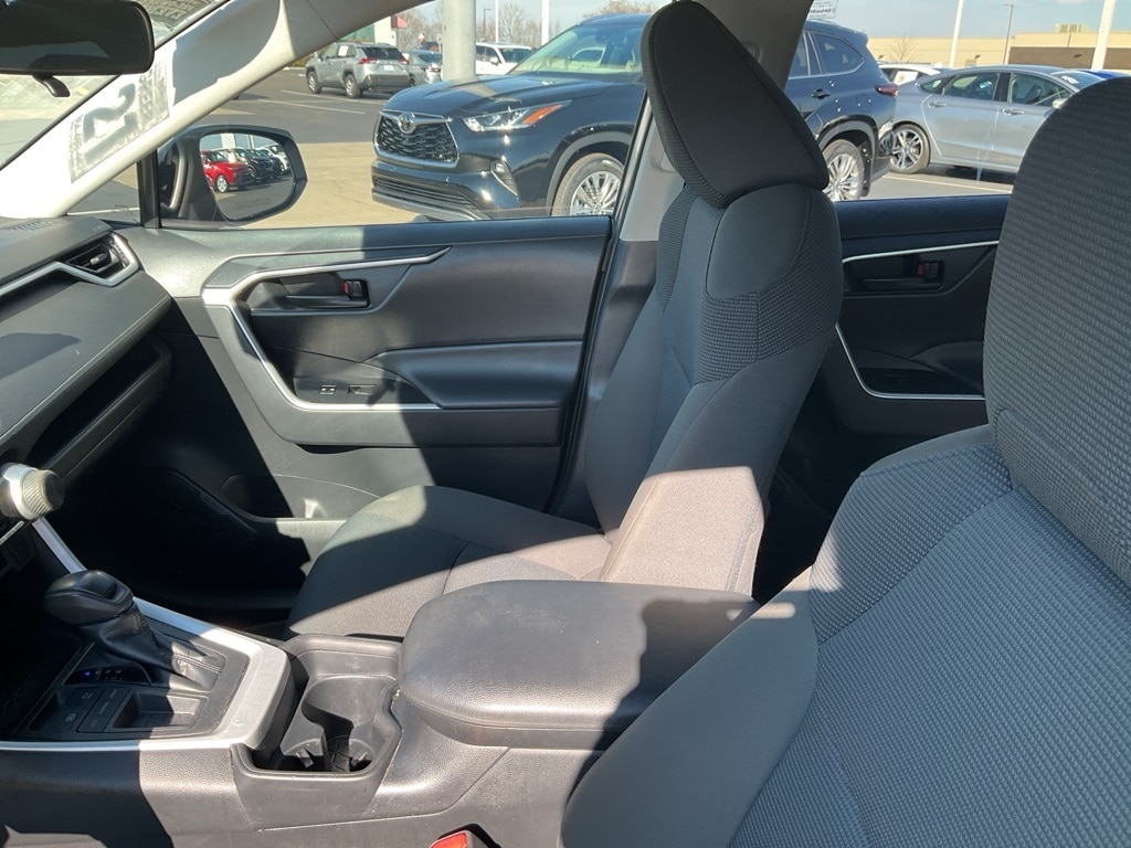 Used 2021 Toyota RAV4 LE with VIN 2T3H1RFV8MC158113 for sale in Kansas City