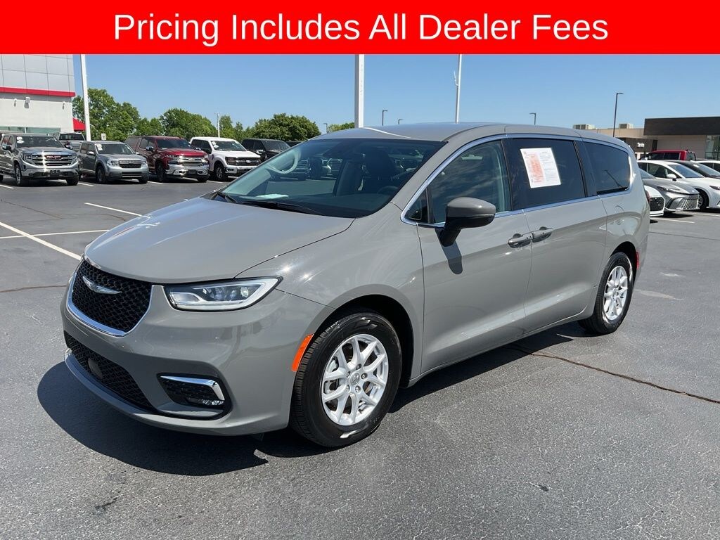 Used 2023 Chrysler Pacifica Touring L Minivan/Van