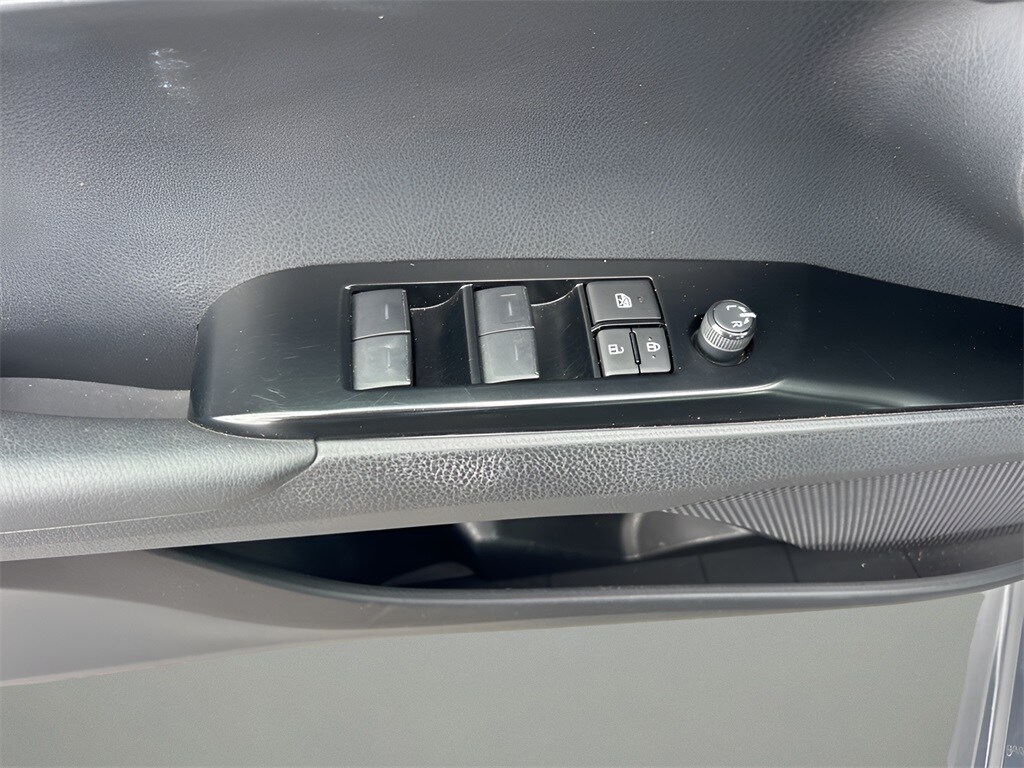 2025 Toyota Camry SE photo 4