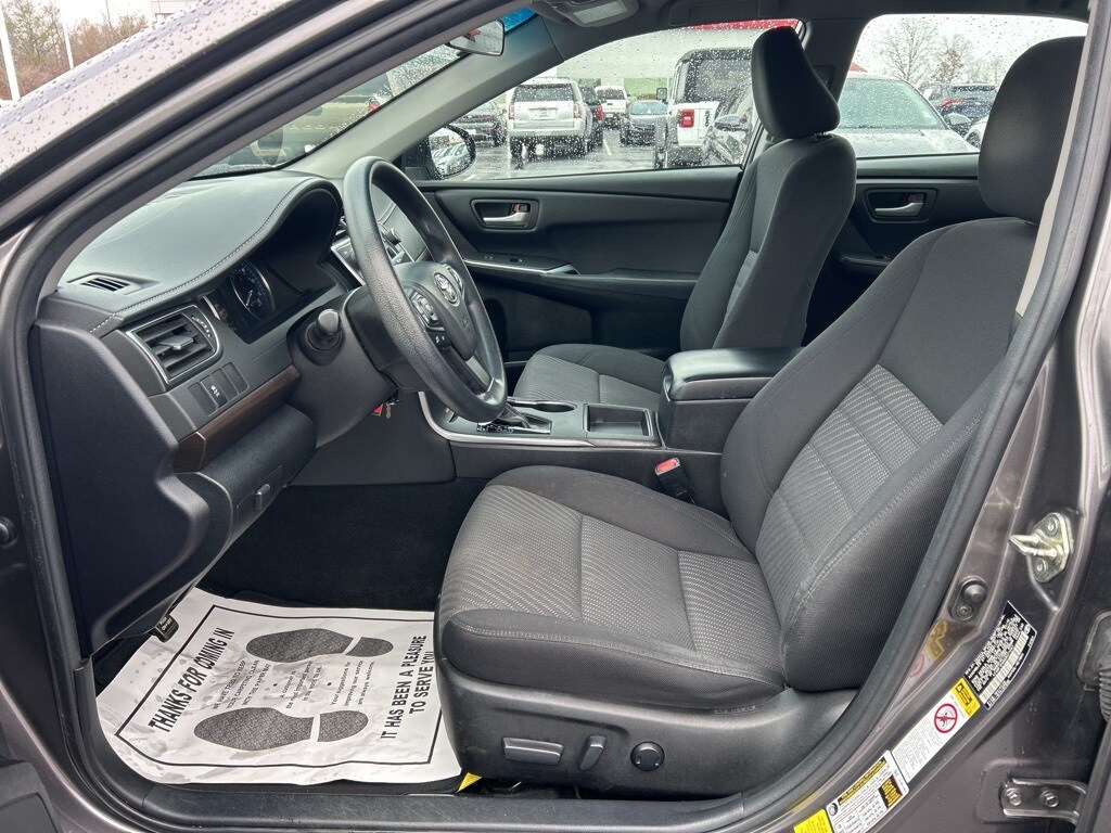 2016 Toyota Camry LE photo 2