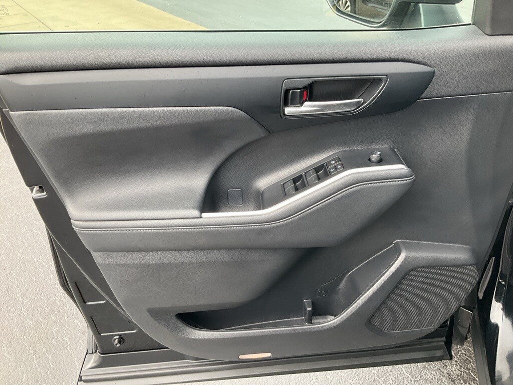 2023 Toyota Highlander L photo 3