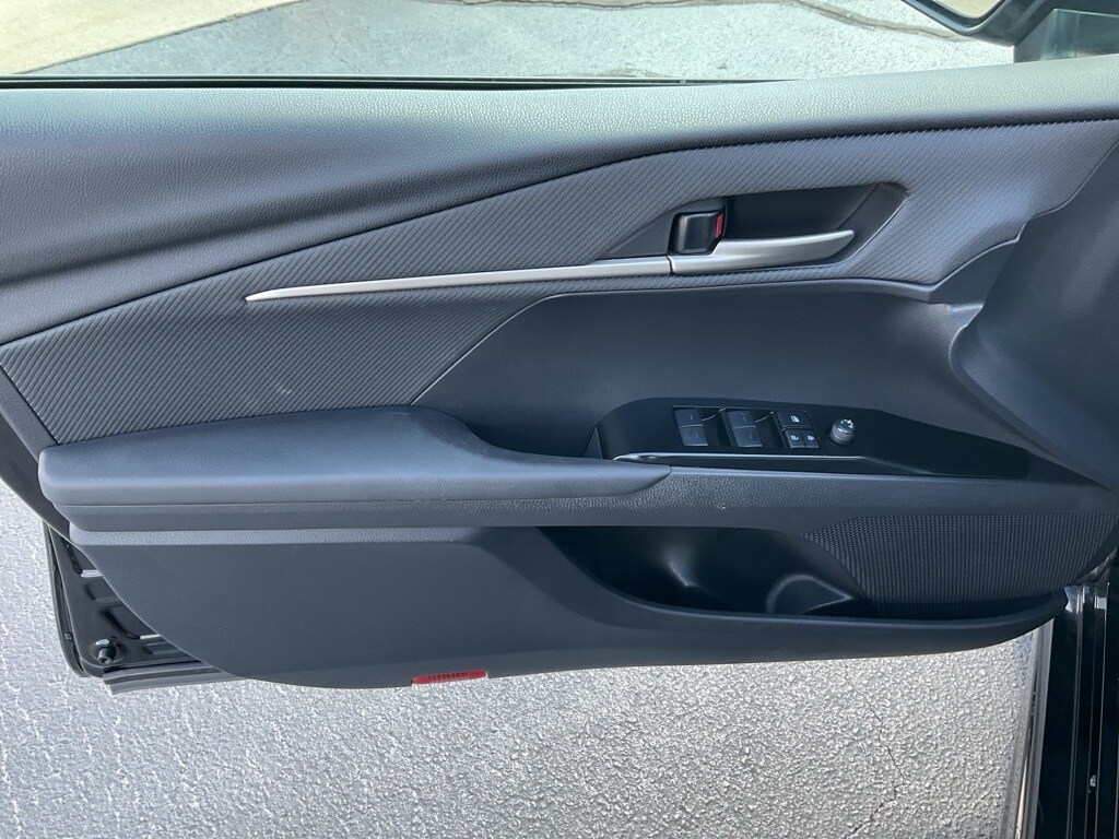 2025 Toyota Camry SE photo 3