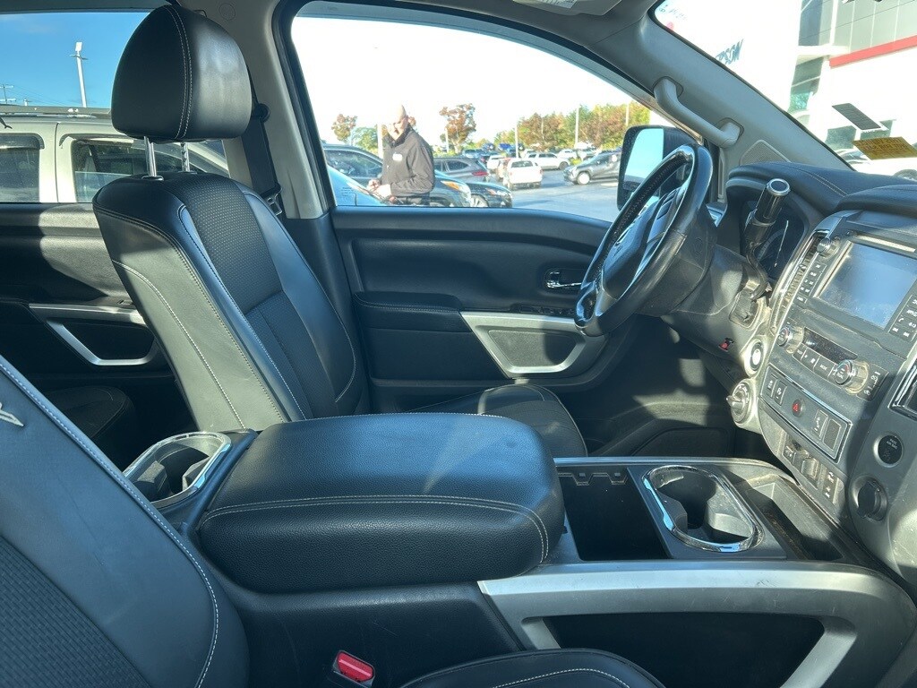 2017 Nissan Titan PRO-4X photo 2