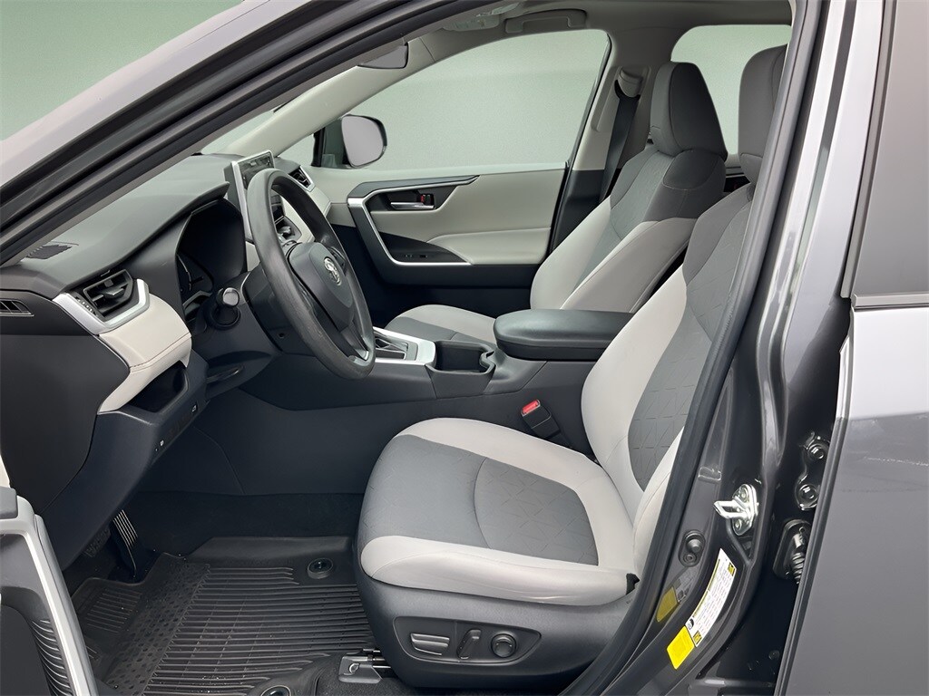 2023 Toyota RAV4 XLE photo 2