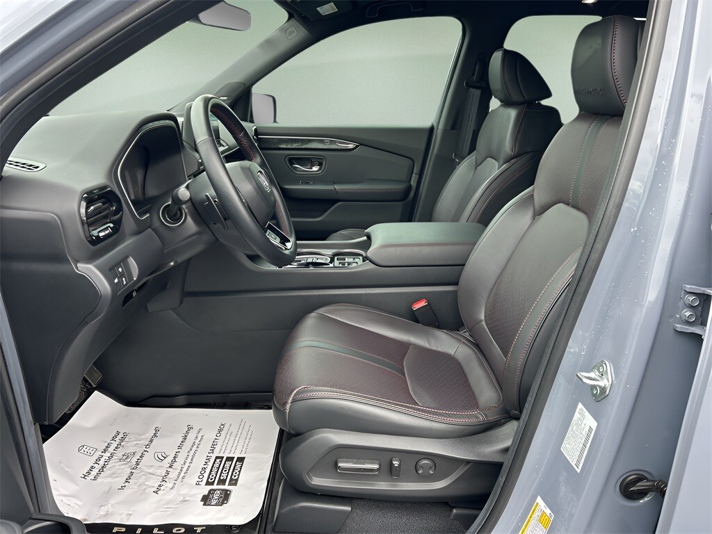 2025 Honda Pilot Black Edition photo 2